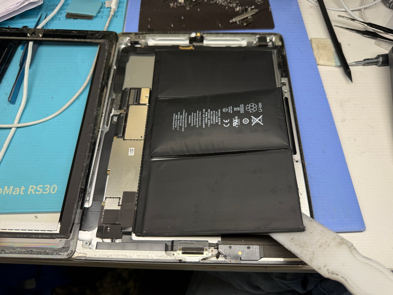 iPad 3 Swollen Battery Replacement — The Side Was Popping Open | Downtown LA