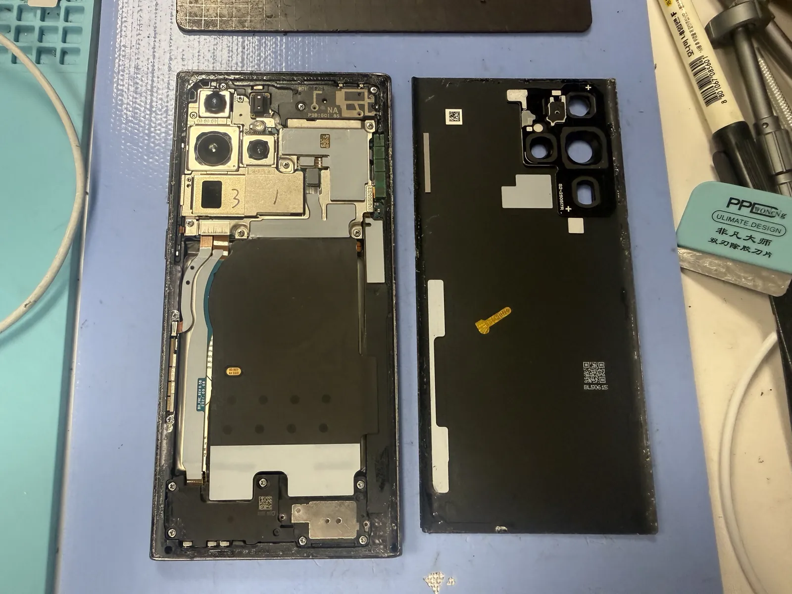 Galaxy S22 Ultra opened from the back, cover set aside to reach the internals