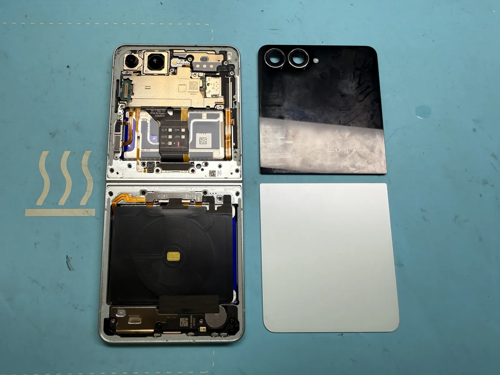 The Z Flip 7 outer screen and back glass separated — the hardest step of this repair