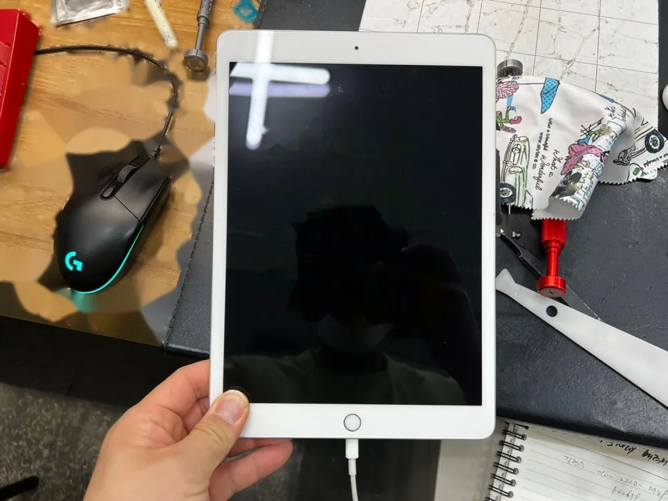 iPad 7th generation completely unresponsive in hand, black screen, before the board repair