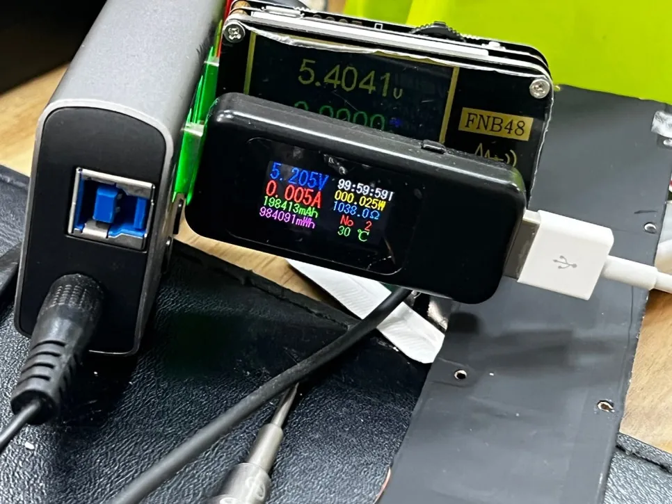 USB power meter reading just 0.005 amps on the dead iPad 7th gen — effectively no charge draw