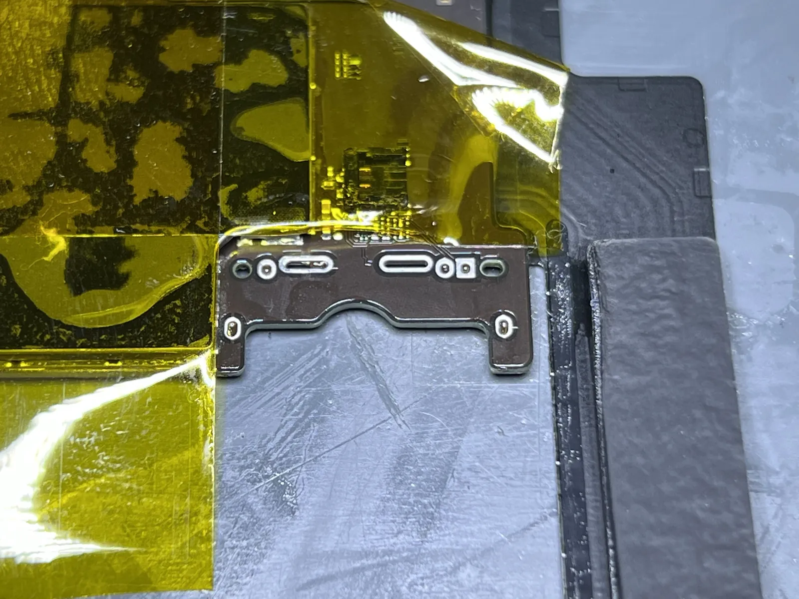 Removing the broken battery connector from the iPad Air 4 board