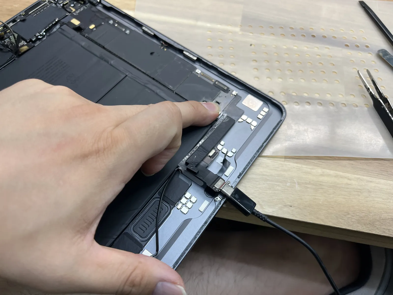 iPad Air 4 battery reconnected to the new connector for testing