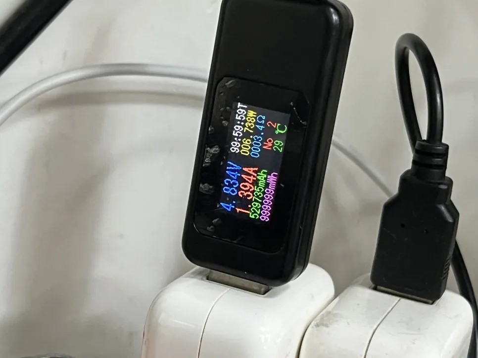 USB meter showing 1.394 amps flowing into the iPad Pro 11 after the chip replacement