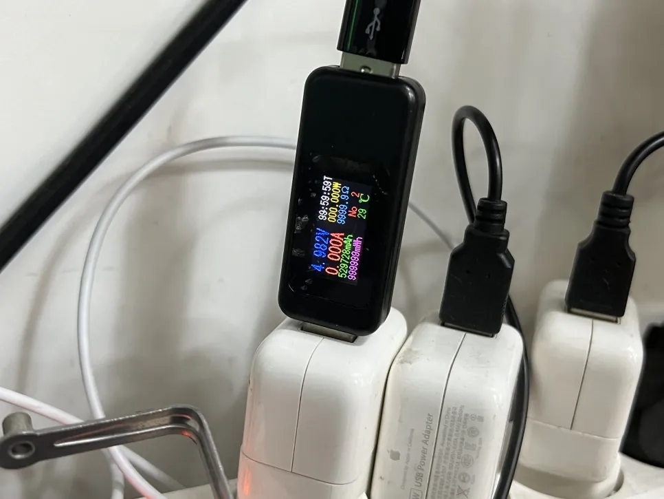 USB power meter reading zero amps on the dead iPad Pro 11 — the charger sees nothing
