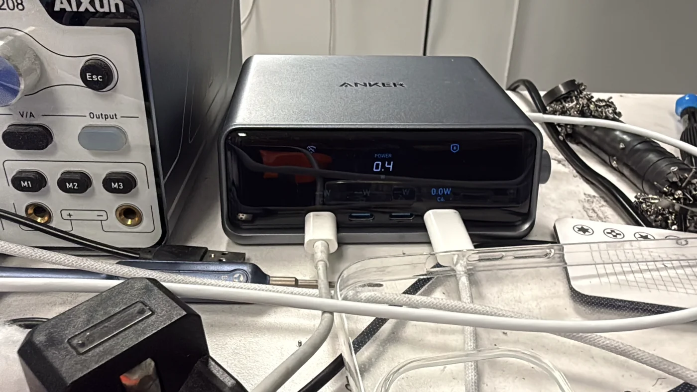 Anker charger display showing an iPad Pro 12.9 3rd gen drawing only 0.4W, less than half of normal