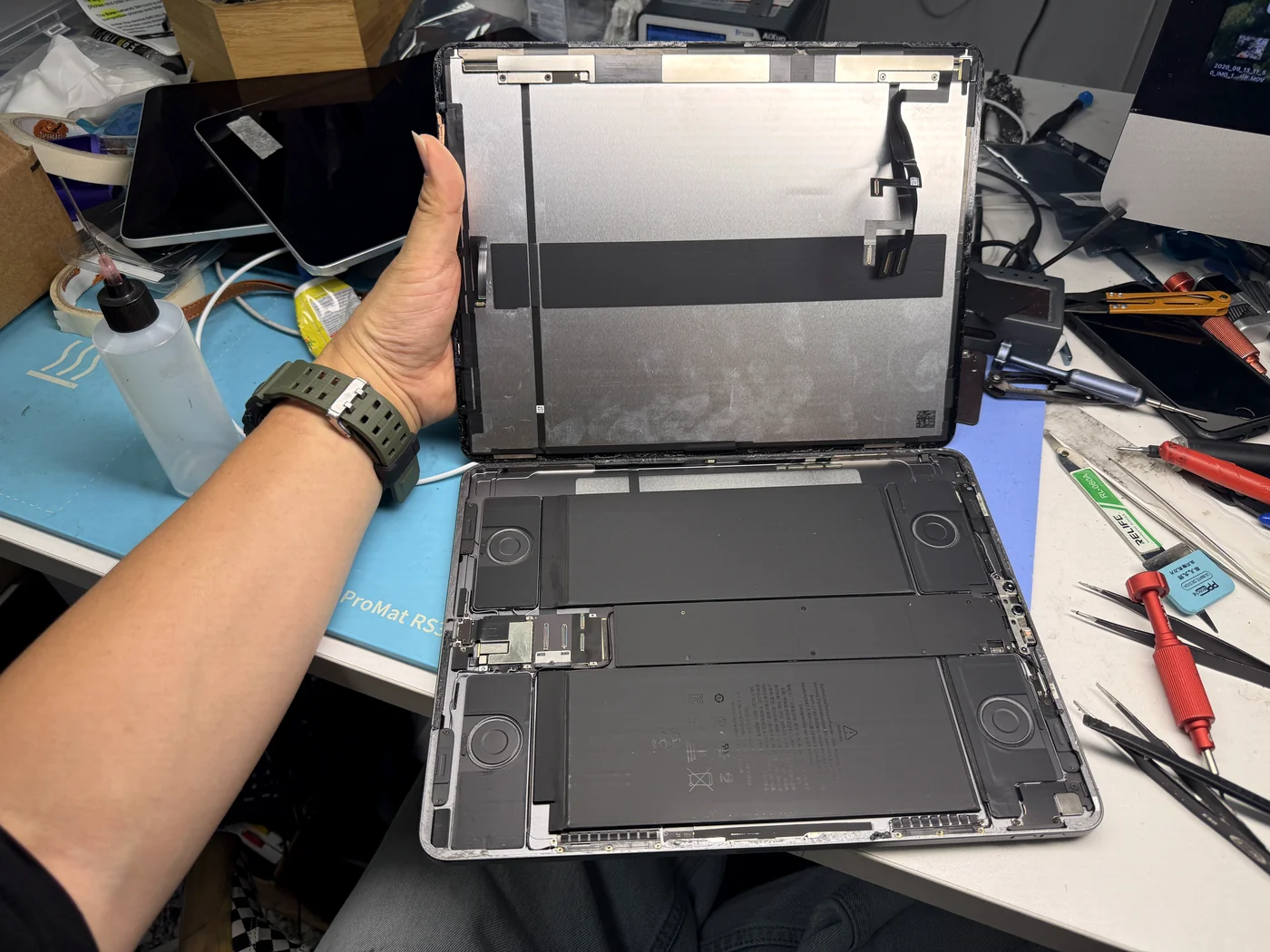 iPad Pro 12.9 3rd gen display being carefully separated from the body without cracking it