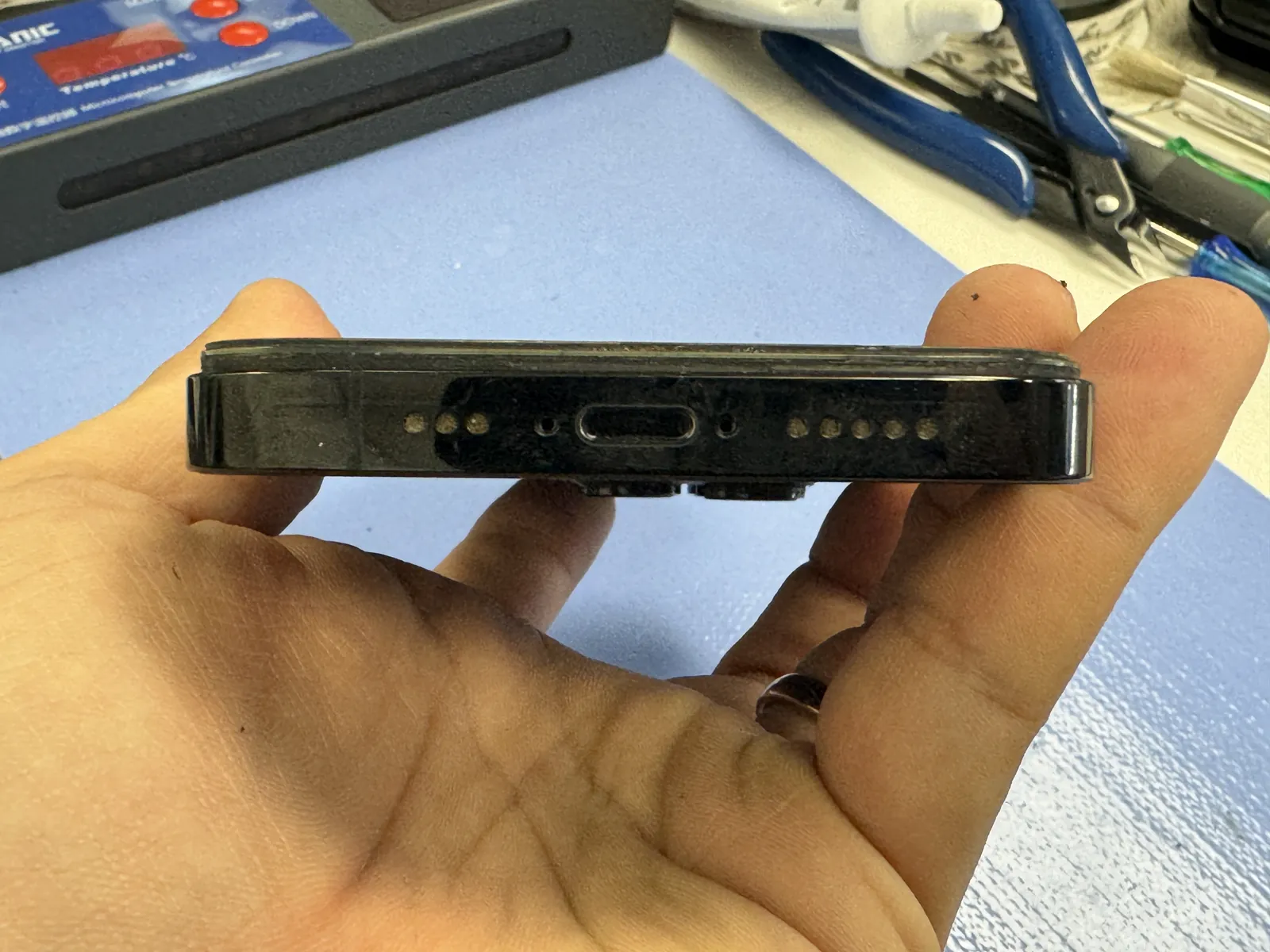 Bottom edge of an iPhone 14 Pro that showed no charging bolt on any cable