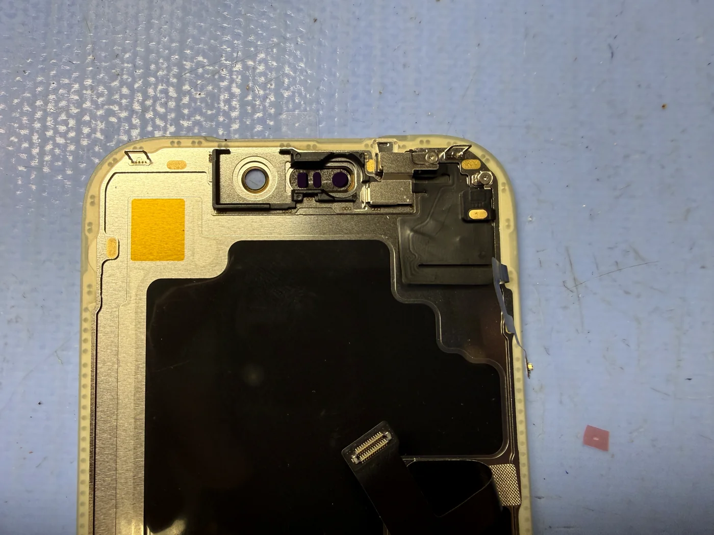 Proximity sensor transferred onto the new OLED screen for the iPhone 17 Pro