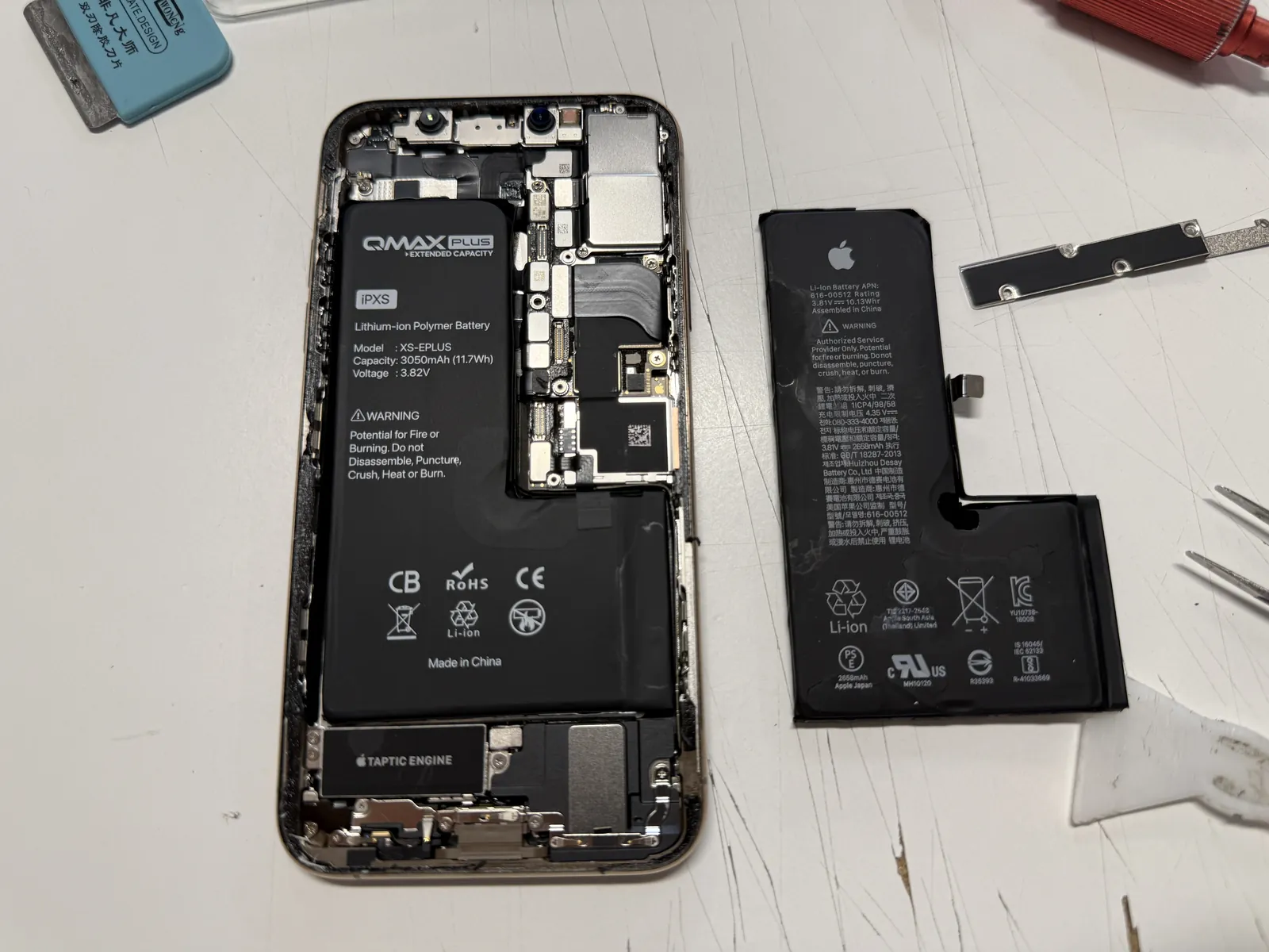 아이폰 XS에 새 고용량 3050mAh 배터리를 장착한 모습 — 옆에 분리된 애플 순정 배터리