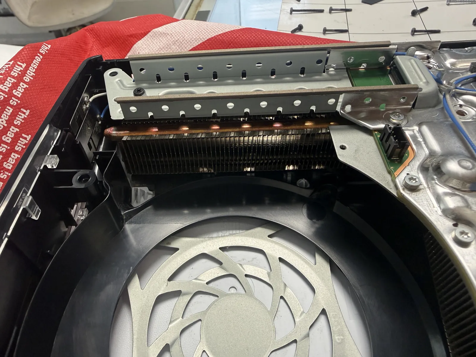 The PS5 heatsink and fan housing spotless after the deep cleaning