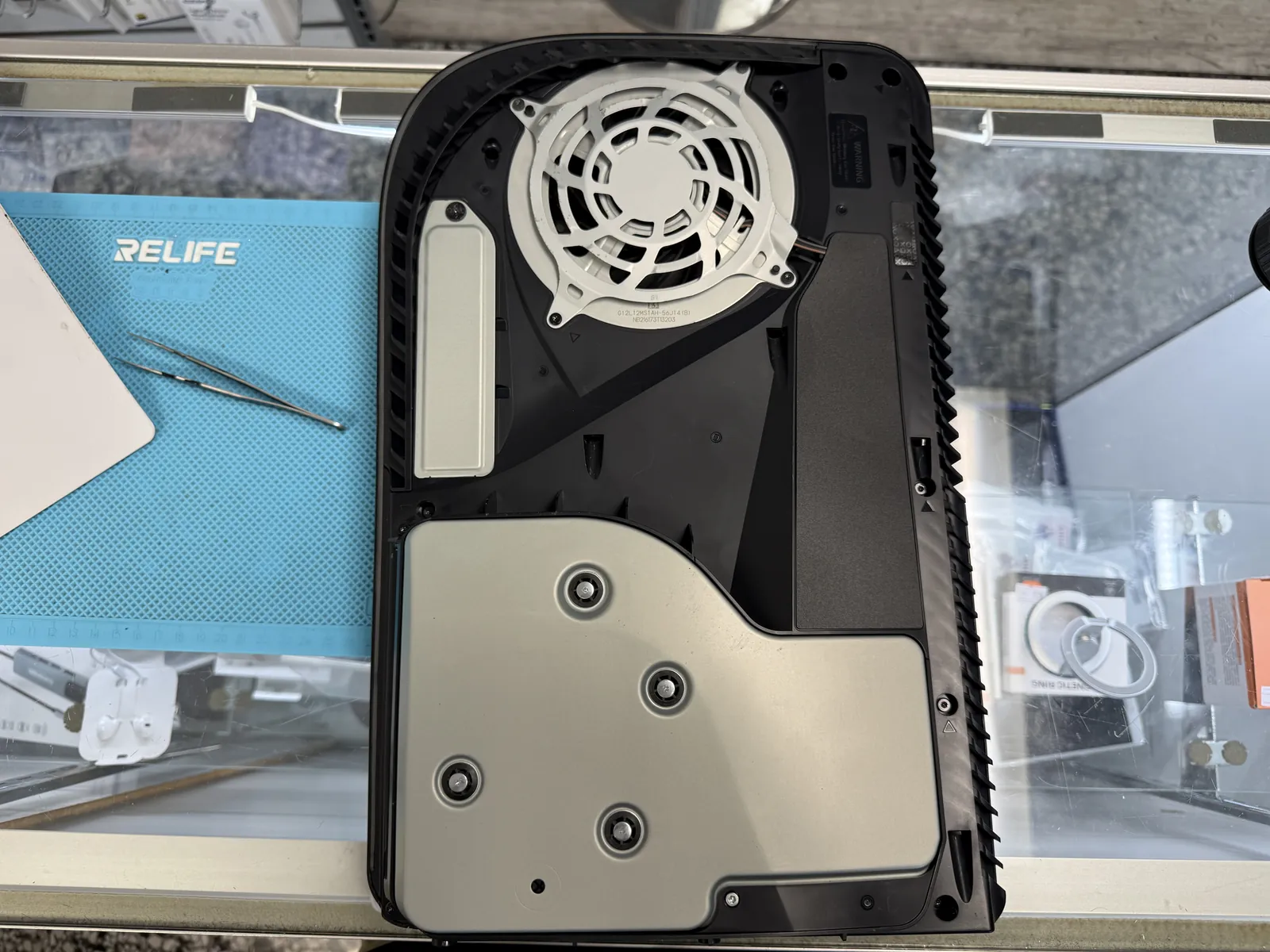 The PS5 interior spotless after the deep cleaning, board and plate cleaned