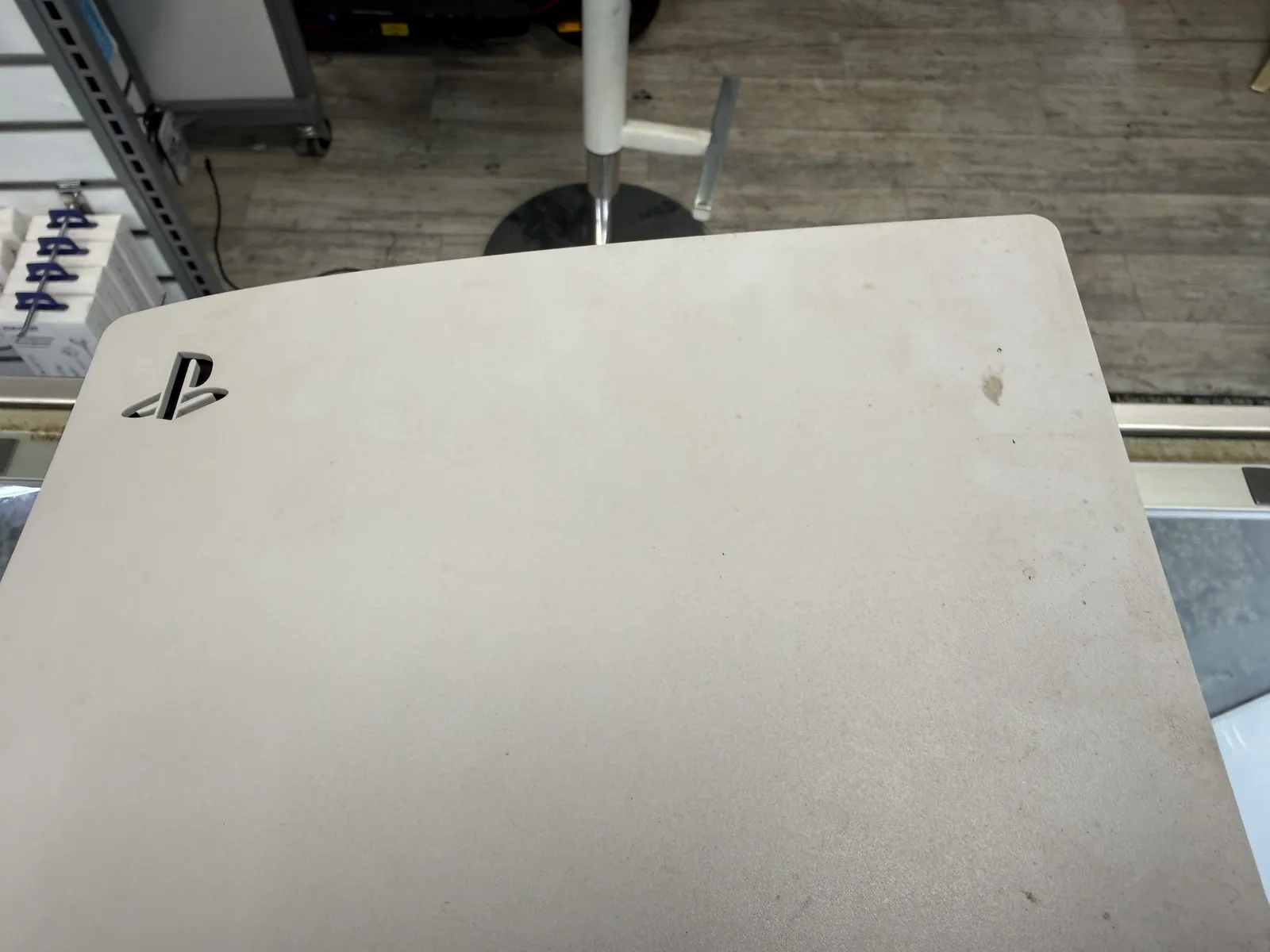 The dusty PS5 outer shell standing before its cleaning
